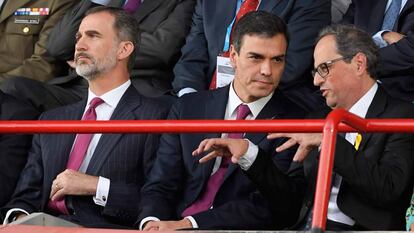 El presidente del Gobierno, Pedro Sánchez, charla con el president de la Generalitat, Quim Torra, junto al Rey Felipe VI.