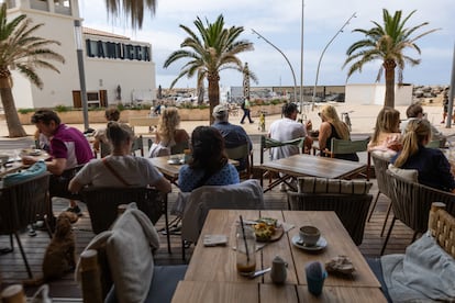 Vecinos y turistas en uno de los cafés del barrio de El Molinar, en Palma (Mallorca).Francisco Ubilla