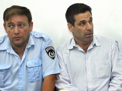 Gonen Segev, junto a dos policías, en un tribunal de Tel Aviv en 2004.