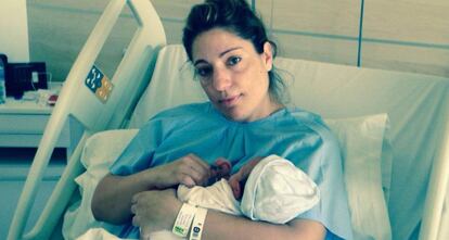 La malagueña Vanesa Centeno tras dar a luz a su hijo, en una imagen facilitada por la familia.