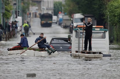 Residentes en embarcaciones improvisadas, durante las operaciones de evacuación por las fuertes lluvias, a las afueras de París, Francia.