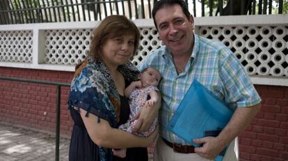 Elsa Florentina Saint y Juan Antonio Gonz&aacute;lez, con Cayetana. 