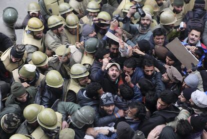 Activistas del Frente de Liberacin de Jammu y Cachemira corean consignas a favor de la libertad mientras la polica intenta pararlos durante una huelga convocada en Srinagar.