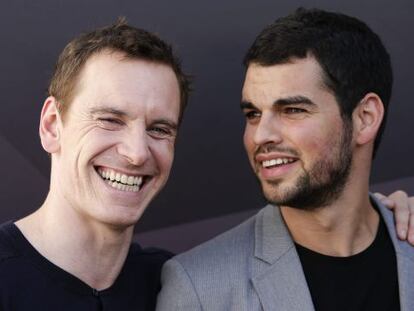 David Victori (derecha) recibe el premio como ganador de YouTube Your Film Festival de manos del actor irlandés Michael Fassbender.