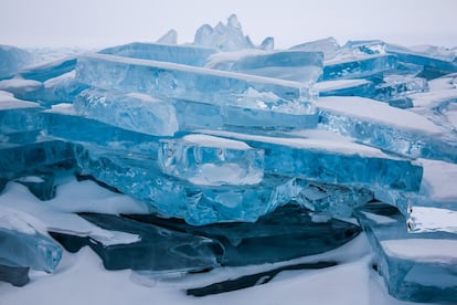 Un morón de hielo en el lago Baikal, cuya formación se origina por una presión y congelación lenta y desigual. Su aspecto cristalino se debe a la elevada pureza del agua. 