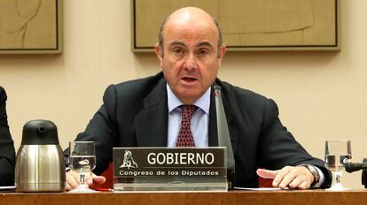 El ministro de Economía Luis de Guindos durante una comparecencia en la Comisión de Economía del Congreso de Los Diputados.