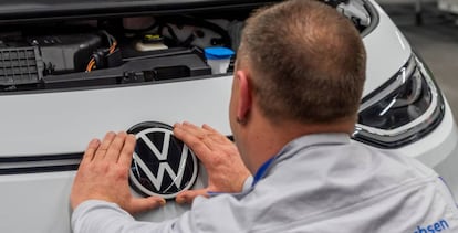 Empleado en la planta de Volkswagen en la planta de Zwickau.