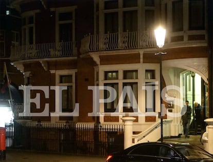 Soler deixa a embaixada do Equador em Londres em 9 de novembro após encontrar Assange.