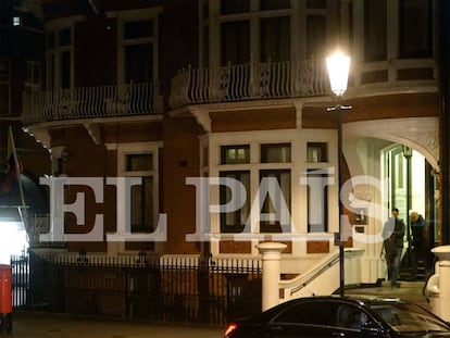 Soler i Grinyó surten de l'ambaixada de l'Equador a Londres el 9 de novembre després d'entrevistar-se amb Julian Assange durant quatre hores.