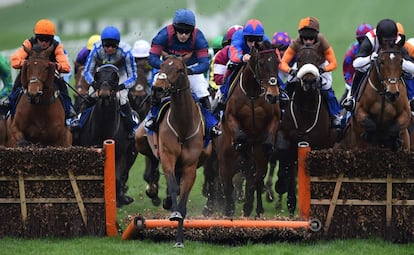 El Caballo 'Arctic Gold' montado por el jockey Tom Humphries tropieza con una valla durante una carrera en el Festival Cheltenham, en Gloucestershire (Reino Unido).