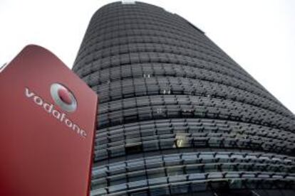 Imagen del logotipo del operador de telefona mvil Vodafone, en su sede en Dusseldorf (Alemania). EFE/Archivo