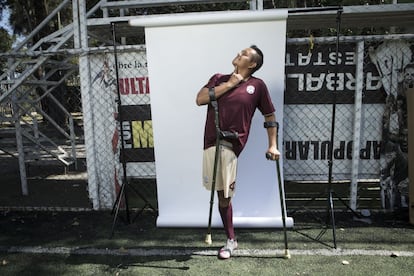 Víctor Bonilla hizo del fútbol su modo de vida al dominar el balón en los cruces peatonales