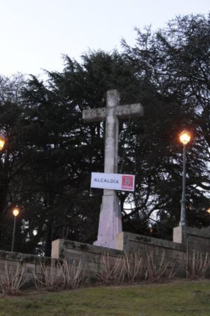 Imagen de la cruz con el cartel