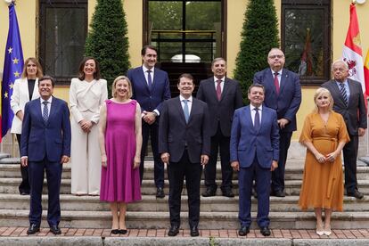 El presidente de Castilla y León, Alfonso Fernández Mañueco (c), posa con los consejeros que forman el nuevo Ejecutivo de la Comunidad tras la ruptura del pacto de gobierno por parte de Vox.