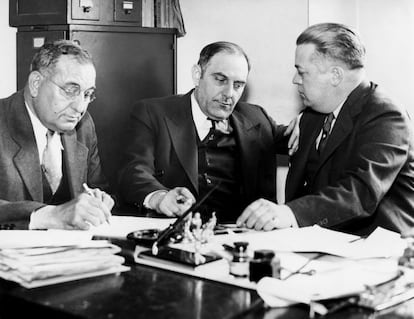 Police officers Robert Godby and Peter Rubano interrogating Victor Lustig in New York, 1935.