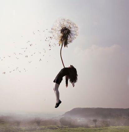 Un diente de león sirve a la artista como artilugio volador con el que dejarse llevar.