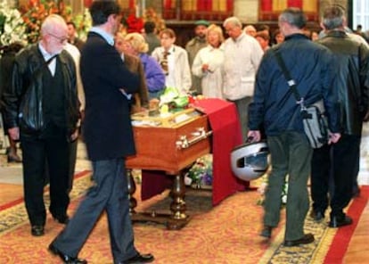 Un grupo de ciudadanos, ante el féretro con los restos de Terenci Moix, en la capilla ardiente.