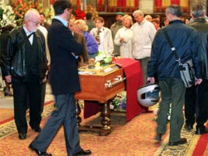 Un grupo de ciudadanos, ante el féretro con los restos de Terenci Moix, en la capilla ardiente.