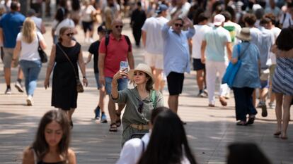 Varias personas pasean por Las Ramblas, a 30 de junio de 2023, en Barcelona, Cataluña (España).