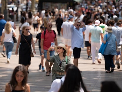 Varias personas pasean por Las Ramblas, a 30 de junio de 2023, en Barcelona, Cataluña (España).