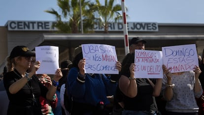 Protesta de funcionarios de prisiones protestan frente a la cárcel de Quatre Camins (Barcelona), el lunes.