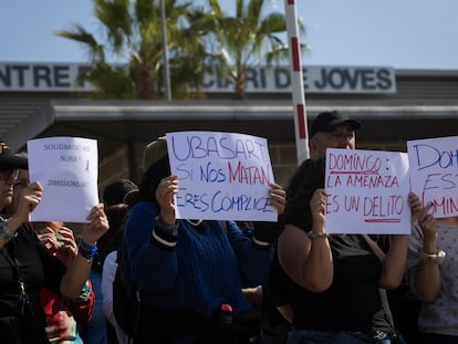 Protesta de funcionarios de prisiones protestan frente a la cárcel de Quatre Camins (Barcelona), el lunes.