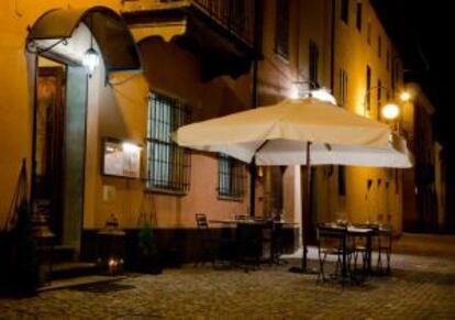 Terraza de la Osteria della Rosa Rossa, en el pueblo de Cherasco (Italia).