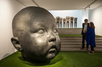 Dos visitantes miran la obra 'Carmen despierta' de Antonio López durante la exposición 'Grandes esculturas' en la Galería Marlborough, el 28 de febrero de 2020 en Madrid.