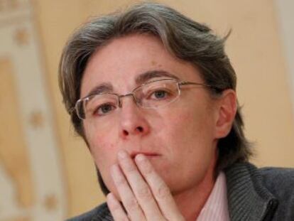 La alcaldesa Manuela Carmena suspende su viaje a París y regresa a la capital