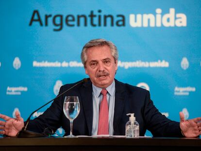 El presidente de Argentina, Alberto Fernández, gesticula durante la rueda de prensa en la que anunció la extensión de la cuarentena, el domingo 29 de marzo.