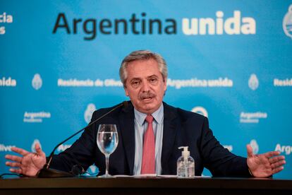 El presidente de Argentina, Alberto Fernández, gesticula durante la rueda de prensa en la que anunció la extensión de la cuarentena, el domingo 29 de marzo.