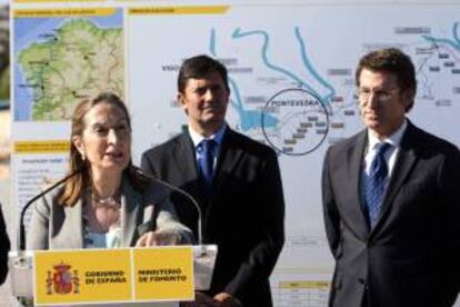 La ministra de Fomento, Ana Pastor (i), junto al presidente de la Xunta, Alberto Núñez Feijoo (d); y el delegado del Gobierno, Samuel Juárez (c), durante la inauguración del trayecto Arcade-Pontevedra del Eje Atlántico.