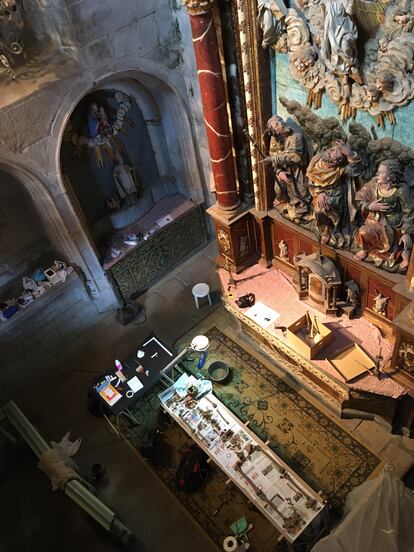 Estudio antropológico de un esqueleto de la necrópolis en una capilla de la catedral de Santiago.