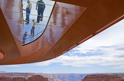 <b>SKYWALK, GRAND CANYON (ARIZONA, EEUU) / MRJ ARCHITECTS.</b> Vértigo asegurado. La estrella es, sin duda, la vista, más que el propio mirador, que levantó polémica en su día por el impacto visual en el paisaje del Gran Cañón del Colorado. Inaugurado en 2007, el Skywalk, una gran pasarela de acero en forma de herradura y suelo de cristal, lleva a los visitantes 21 metros más allá del borde del precipicio. Y 1.200 metros más abajo, el río Colorado. El precio de la entrada también es vertiginoso: 55 euros.