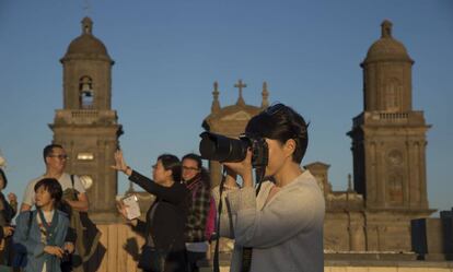 Turistas delante de la catedral de Las Palmas de Gran Canaria.