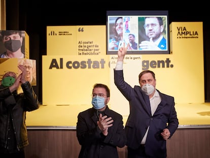 Desde la izquierda, el exconseller, Raül Romeva; el candidato a la Generalitat, Pere Aragonès, el líder de ERC, Oriol Junqueras, durante un mitin en Manresa, el miércoles.