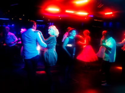 Un momento de las veladas de música y baile que la sala parisiense Duplex ofrece todos los domingos y los lunes de 14.30 a 21.00.