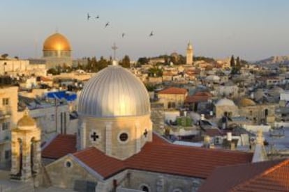 Vista de la Ciudad Vieja de Jerusalén con el Domo de la Roca al fondo.