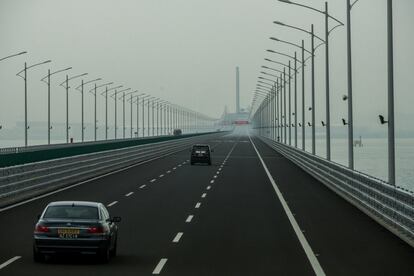 Dos vehículos conducen a través del Puente Hong Kong-Macao-Zhuhai, el 24 de octubre de 2018.