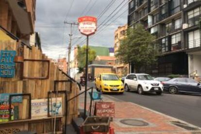 Entrada a la tienda de diseño Un Medio Creativo, en el barrio La Cuarta A, en Bogotá.