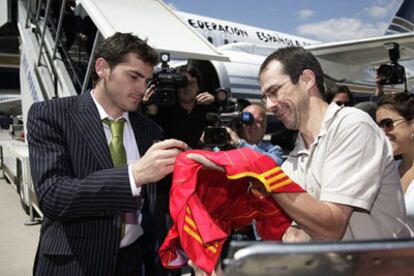 Iker Casillas firma un autógrafo a su llegada ayer a Ginebra.