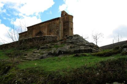 La iglesia de San Pedro de Albacastro (Burgos) está asentada sobre una gran roca. Es uno de los 54 templos restaurados del plan <i>Románico Norte,</i> financiado por la Junta de Castilla y León.
