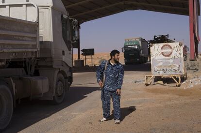 Un miliciano en uno de los controles de las milicias cerca de Abu Grein, Libia.