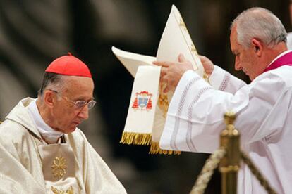 El cardenal Camillo Ruini (izquierda), durante la misa celebrada ayer en homenaje al Papa, en la basílica de San Pedro.