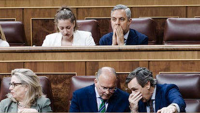 El portavoz del PP en el Congreso, Miguel Tellado (en el centro), escucha al diputado Rafael Hernando, durante el pleno del pasado 27 de mayo.