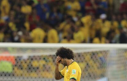 El jugador brasile&ntilde;o Marcelo se echa las manos a la cara despu&eacute;s del s&eacute;ptimo gol.