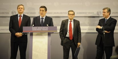 De izquierda a derecha, el consejero de Economía y Hacienda, Carlos Aguirre, el lehendakari Patxi López, el presidente de Kutxabank, Mario Fernández y el consejero de Industria, Bernabé Unda