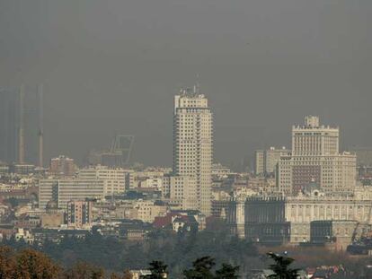Vuelve la 'boina negra' al cielo de Madrid