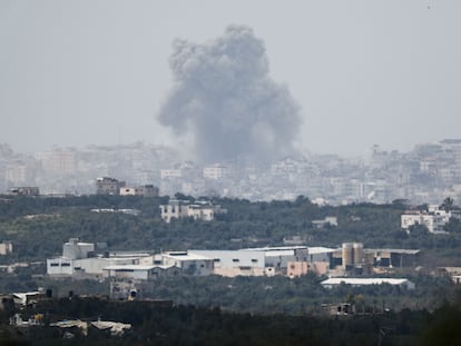 Columnas de humo se elevaban tras una explosión en Gaza, en una imagen tomada desde el sur de Israel, este lunes.