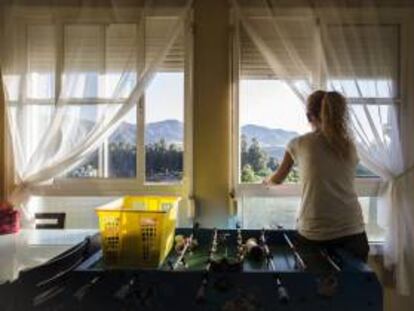 Remedios, una desempleada de 36 años de Málaga que había puesto a la venta en un portal de internet uno de sus riñones para poder salir de la "mala situación económica" que atraviesa, posa de espaldas hoy en el interior de su casa.